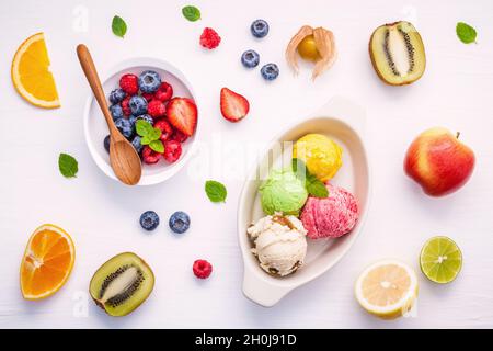 Bunte Eis mit gemischten Beeren und verschiedene Früchte Himbeere, Heidelbeere, Erdbeere, Orange Slice, Kiwi, Apfel, Zitrone und Pfefferminze setup o halbieren Stockfoto