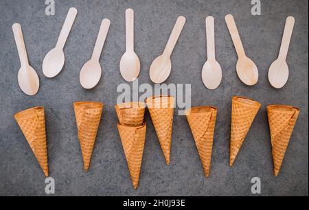 Flach Eistüten Sammlung auf dunklem Stein Hintergrund. Leere knusprige Eiswaffel mit Kopie Raum für Süßigkeiten Menü Design. Stockfoto