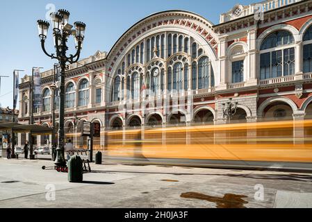 Turin, Italien, 12. Mai 2021. Langzeitaufnahme eines Blickes auf die Hauptfassade des Hauptbahnhofs Porta Nuova am Morgen, mit Menschen ein Stockfoto