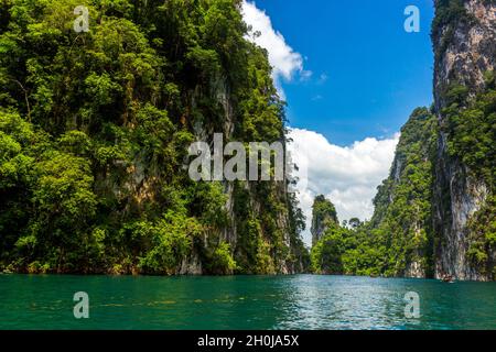 Berge See Flusshimmel und natürliche Attraktionen in Ratchaprapha Dam im Khao Sok National Park Stockfoto