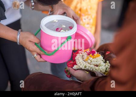 Wasser in Wasser Pendelarm mit bunten Blumen Standfuß für Songkran Festival, Thailand Stockfoto