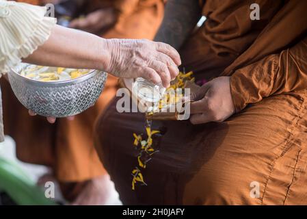 Wasser in Wasser Pendelarm mit bunten Blumen Standfuß für Songkran Festival, Thailand Stockfoto