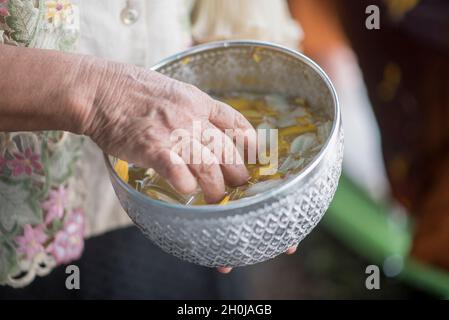 Wasser in Wasser Pendelarm mit bunten Blumen Standfuß für Songkran Festival, Thailand Stockfoto