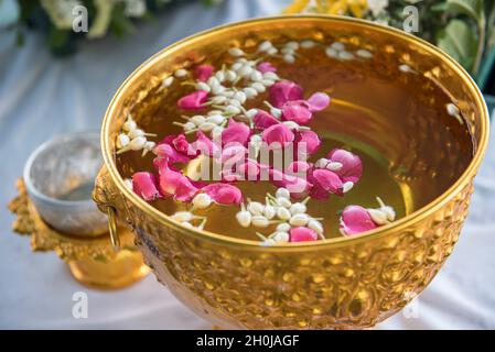 Wasser in Wasser Pendelarm mit bunten Blumen Standfuß für Songkran Festival, Thailand Stockfoto