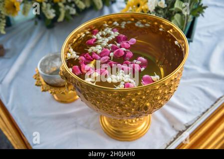 Wasser in Wasser Pendelarm mit bunten Blumen Standfuß für Songkran Festival, Thailand Stockfoto