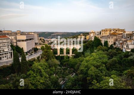 Ragusa (Sizilien), vista su Ponte Scopetta e ponte San Vito Stockfoto