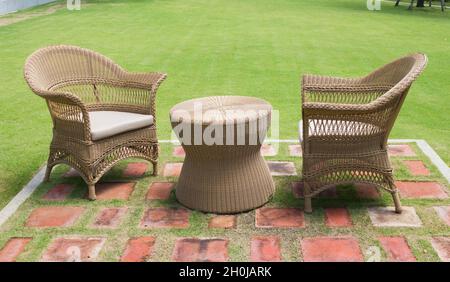 Wohnbereich zwei Stühle für Gäste außerhalb mit grünem Gras Stockfoto