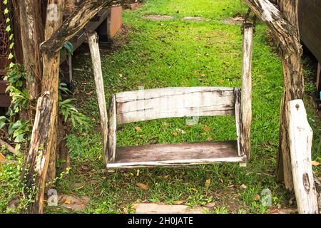 Hölzerne Veranda Schaukel im Garten Stockfoto