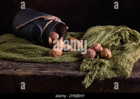 Stillleben mit rustikalen Metallplatten und frischen Walnüssen Stockfoto