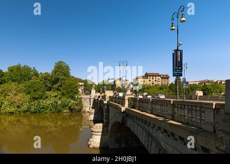 Turin, Italien. Mai 2021. Die Umberto I Brücke über den Po vom Corso Monalieri aus gesehen. Stockfoto