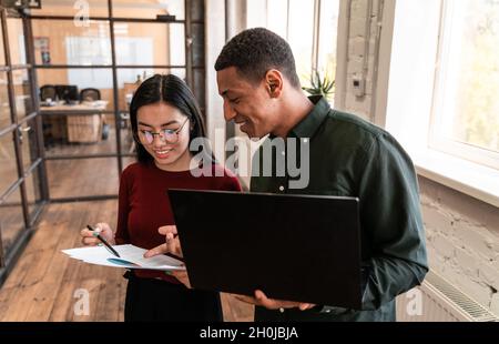 Mitarbeiter, die im Büro arbeiten. Multiethnische Start-up-Gruppe, die ein neues Geschäftsprojekt entwickelt Stockfoto