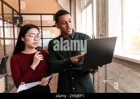 Mitarbeiter, die im Büro arbeiten. Multiethnische Start-up-Gruppe, die ein neues Geschäftsprojekt entwickelt Stockfoto