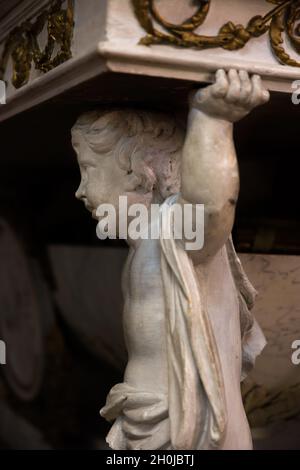 Kleiner Marmor-Cherub-Engel mit dem mittelalterlichen Altar in der Walburga-Kirche in Veurne Flandern Belgien Stockfoto