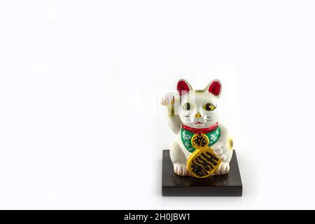 Old Maneki Neko isoliert auf weißem Hintergrund Stockfoto