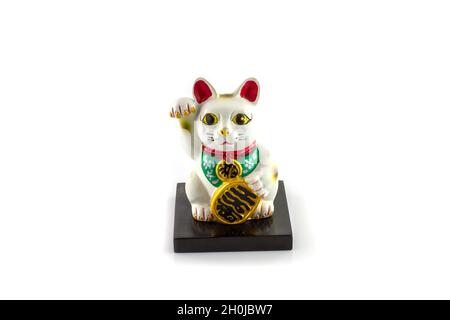 Old Maneki Neko isoliert auf weißem Hintergrund Stockfoto