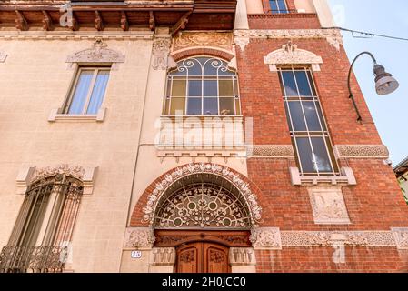 Turin, Italien. Mai 2021. Fassade des historischen Gebäudes in der Via Pasquale Stanislao Mancini. Stockfoto