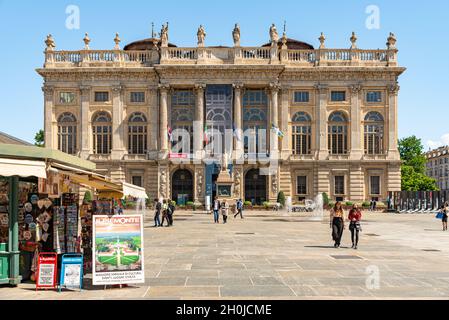 Turin, Italien. Mai 2021. Blick auf die Piazza Castello und den Palazzo Madama im historischen Zentrum der Stadt mit einigen Leuten, die herumlaufen. Stockfoto