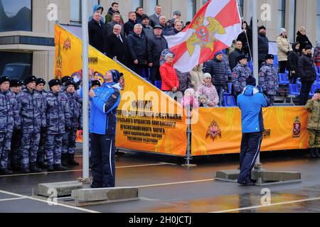 Moskau, Russland. März 2019. Die Festivalteilnehmer heben bei der Eröffnung des Festivals Flagge. Das Finale des Kultur- und Sportfestivals des Zentralbezirks der Truppen der russischen Nationalgarde fand im Sportkomplex Luschniki statt. (Foto von Mihail Siergiejevicz/SOPA IMAG/Sipa USA) Quelle: SIPA USA/Alamy Live News Stockfoto