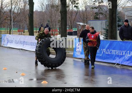 Moskau, Russland. März 2019. Während des Wettkampfes dreht ein Teilnehmer das Rad mit Geschwindigkeit. Das Finale des Kultur- und Sportfestivals des Zentralbezirks der Truppen der russischen Nationalgarde fand im Sportkomplex Luschniki statt. (Foto von Mihail Siergiejevicz/SOPA IMAG/Sipa USA) Quelle: SIPA USA/Alamy Live News Stockfoto