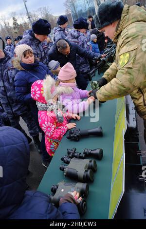 Moskau, Russland. März 2019. Kinder inspizieren Waffen der russischen Garde. Das Finale des Kultur- und Sportfestivals des Zentralbezirks der Truppen der russischen Nationalgarde fand im Sportkomplex Luschniki statt. (Foto von Mihail Siergiejevicz/SOPA IMAG/Sipa USA) Quelle: SIPA USA/Alamy Live News Stockfoto