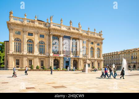 Turin, Italien. Mai 2021. Blick auf die Piazza Castello mit der Fassade des Gebäudes, in dem sich das Museum für Antike Kunst befindet Stockfoto