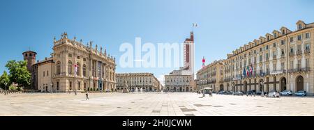 Turin, Italien. 12.Mai 2021. Panoramablick auf die Piazza Castello mit dem Palazzo Madama auf der linken Seite, dem Littoria Tower weit in der Mitte und dem Sitz des Gebäudes Stockfoto