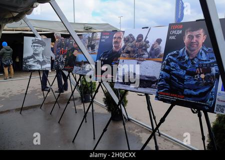 Moskau, Russland. März 2019. Blick auf eine Fotoausstellung in einem der Zelte des Festivals. Das Finale des Kultur- und Sportfestivals des Zentralbezirks der Truppen der russischen Nationalgarde fand im Sportkomplex Luschniki statt. (Foto von Mihail Siergiejevicz/SOPA IMAG/Sipa USA) Quelle: SIPA USA/Alamy Live News Stockfoto