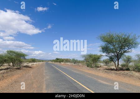 Ein Blick auf die Magadi-Straße C58, die zum See Magadi führt. Magadi Road, Kajiado County, Kenia. 10 Juni 2021 Stockfoto