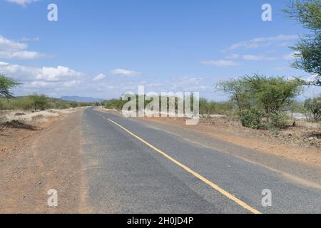 Ein Blick auf die Magadi-Straße C58, die zum See Magadi führt. Magadi Road, Kajiado County, Kenia. 10 Juni 2021 Stockfoto