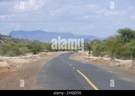 Ein Blick auf die Magadi-Straße C58, die zum See Magadi führt. Magadi Road, Kajiado County, Kenia. 10 Juni 2021 Stockfoto