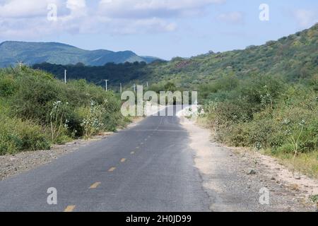 Ein Blick auf die Magadi-Straße C58, die zum See Magadi führt. Magadi Road, Kajiado County, Kenia. 10 Juni 2021 Stockfoto