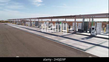Luftaufnahme einer großen elektrischen Ladestation mit leerem Parkplatz für Elektroautos. Stockfoto