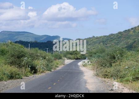 Ein Blick auf die Magadi-Straße C58, die zum See Magadi führt. Magadi Road, Kajiado County, Kenia. 10 Juni 2021 Stockfoto