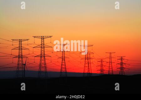 Yinchuan. Oktober 2021. Das Dateifoto zeigt die Einrichtungen des Hochspannungs-Gleichstrom-Übertragungsprojekts (HGÜ) von Yindong À660kV bei Sonnenuntergang in der Autonomen Region Ningxia Hui im Nordwesten Chinas. Quelle: Xinhua/Alamy Live News Stockfoto