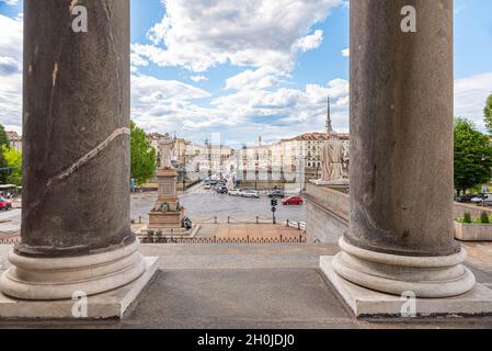 Turin, Italien. 12.Mai 2021. Blick von der Kolonnade der Kirche Gran Madre di Dio auf den Autoverkehr auf dem Corso Casale und dem Vittorio Emanuele I B Stockfoto