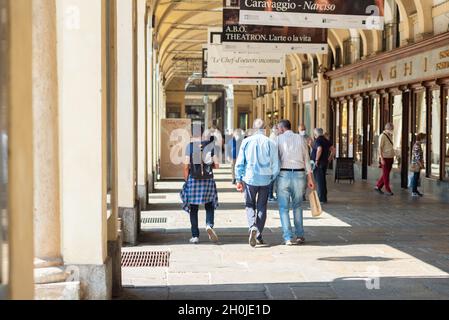 Turin, Italien. 10. Juni 2021. Blick auf die Geschäfte und Menschen, die entlang der Arkaden der Via dell'Arcivescovado im Zentrum der Stadt spazieren. Stockfoto