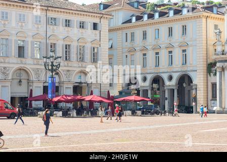 Turin, Italien. 10. Juni 2021. Blick auf historische Gebäude und ein Café auf der Piazza San Carlo mit Menschen und Touristen. Stockfoto