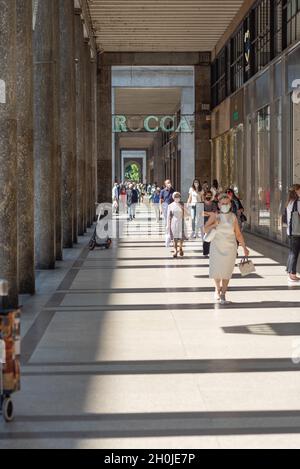 Turin, Italien. 10. Juni 2021. Blick auf die Geschäfte und Menschen, die entlang der Arkaden der Via dell'Arcivescovado im Zentrum der Stadt spazieren. Stockfoto
