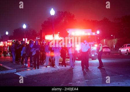 Washington, USA. Oktober 2021. Passagiere werden am 12. Oktober 2021 aus dem entgleiteten Zug in der Nähe der U-Bahn-Station Arlington Cemetery in Arlington, Virginia, USA, evakuiert. Ein U-Bahn-Zug entgleiste am Dienstag in der Nähe des Arlington-Friedhofs teilweise, und Hunderte von Passagieren wurden auf den Bahngleisen zur Station des Arlington-Friedhofs evakuiert. Quelle: Liu Jie/Xinhua/Alamy Live News Stockfoto