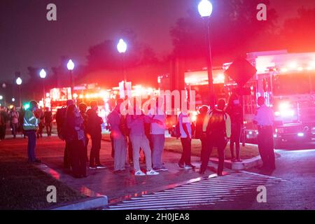 Washington, USA. Oktober 2021. Passagiere werden am 12. Oktober 2021 aus dem entgleiteten Zug in der Nähe der U-Bahn-Station Arlington Cemetery in Arlington, Virginia, USA, evakuiert. Ein U-Bahn-Zug entgleiste am Dienstag in der Nähe des Arlington-Friedhofs teilweise, und Hunderte von Passagieren wurden auf den Bahngleisen zur Station des Arlington-Friedhofs evakuiert. Quelle: Liu Jie/Xinhua/Alamy Live News Stockfoto