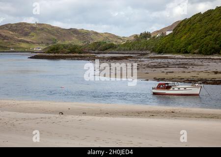 MORAR-MÜNDUNG, SCHOTTISCHE HIGHLANDS, Großbritannien - MAI 19 : TBoat vertäute am 19. Mai 2011 in Morar Bay in den West Highlands von Schottland Stockfoto