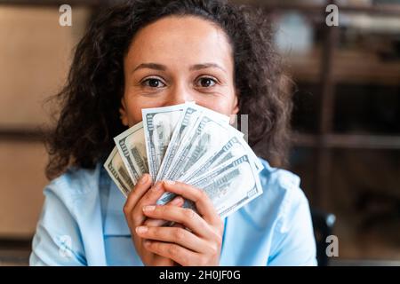 Frau zählt Rechnungen im Bankbüro Stockfoto