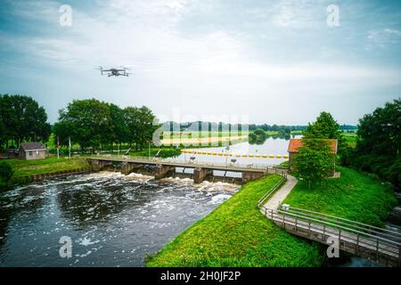 Wasser wirbelt vom Wehr im Fluss Vecht in den Niederlanden. Flussabwärts, Lock Keeper's House neben der Brücke. Fischpassage, Fischleiter zum Stockfoto