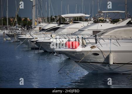 Nahaufnahme der roten Boje auf der in der Marina festgebundenen Yacht Stockfoto