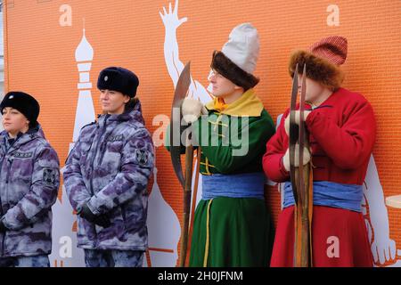 Moskau, Russland. März 2019. Offizierinnen der russischen Garde und Teilnehmer des Festivals in der Uniform der Moskauer Bogenschützen des 17. Jahrhunderts.das Finale des Kultur- und Sportfestivals des Zentralbezirks der Truppen der russischen Nationalgarde fand im Sportkomplex Luschniki statt. (Bild: © Mihail Siergiejevicz/SOPA Images via ZUMA Press Wire) Stockfoto