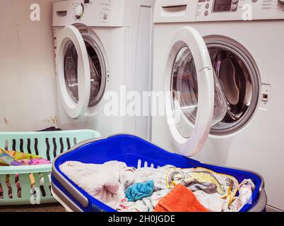 Waschküche mit Waschmaschine im Haus Stockfoto