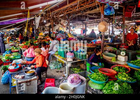 Morgenmarkt mit Frauen, die Obst, Gemüse und Fisch verkaufen. Stockfoto