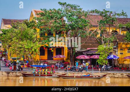 Hoi an Old Town Gelbe Gebäude am Bon River mit vielen Touristen auf dem Bürgersteig. Stockfoto