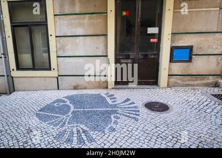 Traditioneller portugiesischer Calcada-Gehweg für die Fußgängerzone in Lagos, Algarve, Portugal Stockfoto