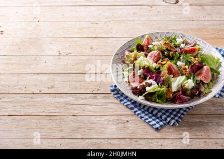 Feigen-Salat mit Käse und Walnüssen auf Holztisch Stockfoto
